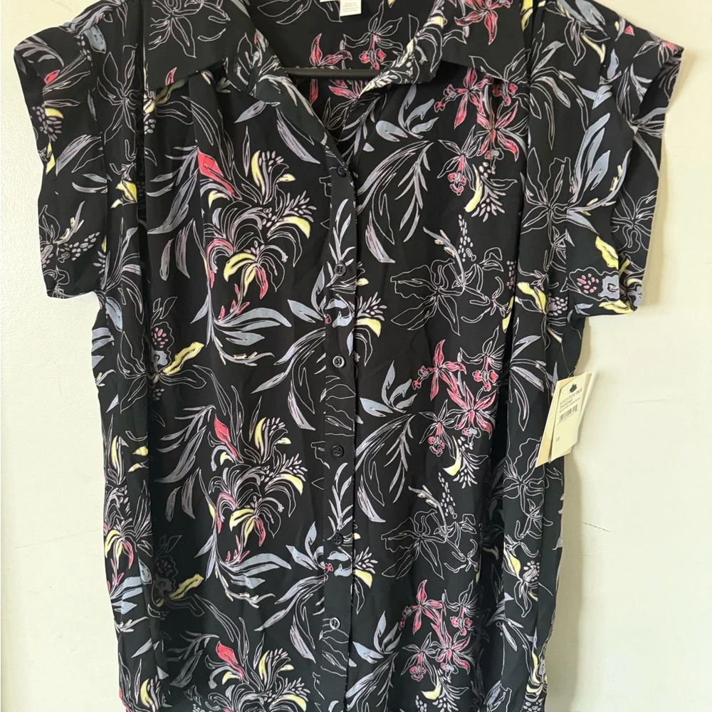 Woman’s Black Floral Short Sleeve Top Blouse Hi Low XS NWT - Picture 2 of 6